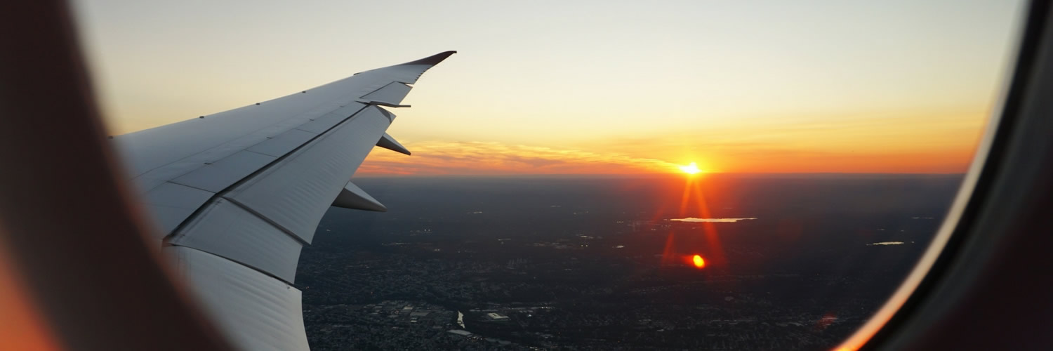 imagem através da janela de um avião voando