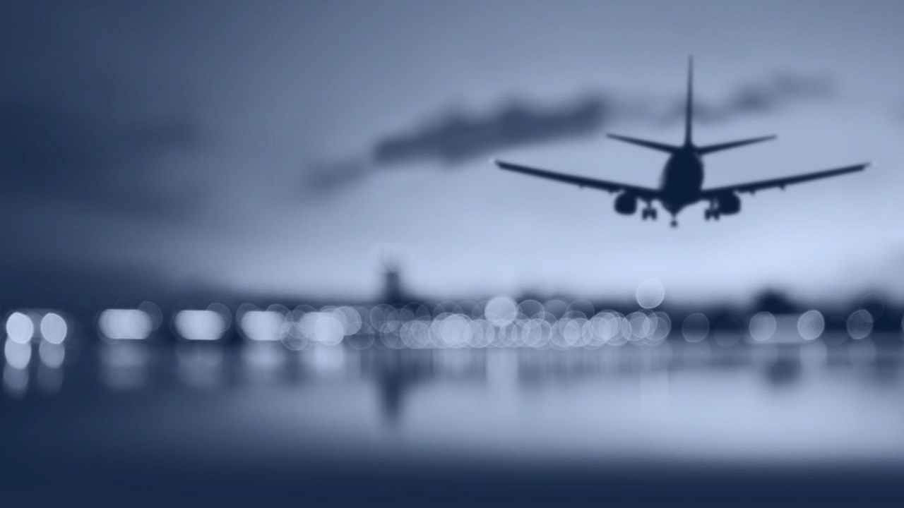 visão traseira de avião pousando em aeroporto
