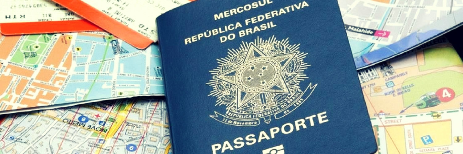 passaporte brasileiro em cima de diversos mapas